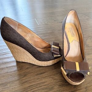 Michael Kors Iconic Logo Brown Espadrille Wedge Peep Toe Bow Pumps